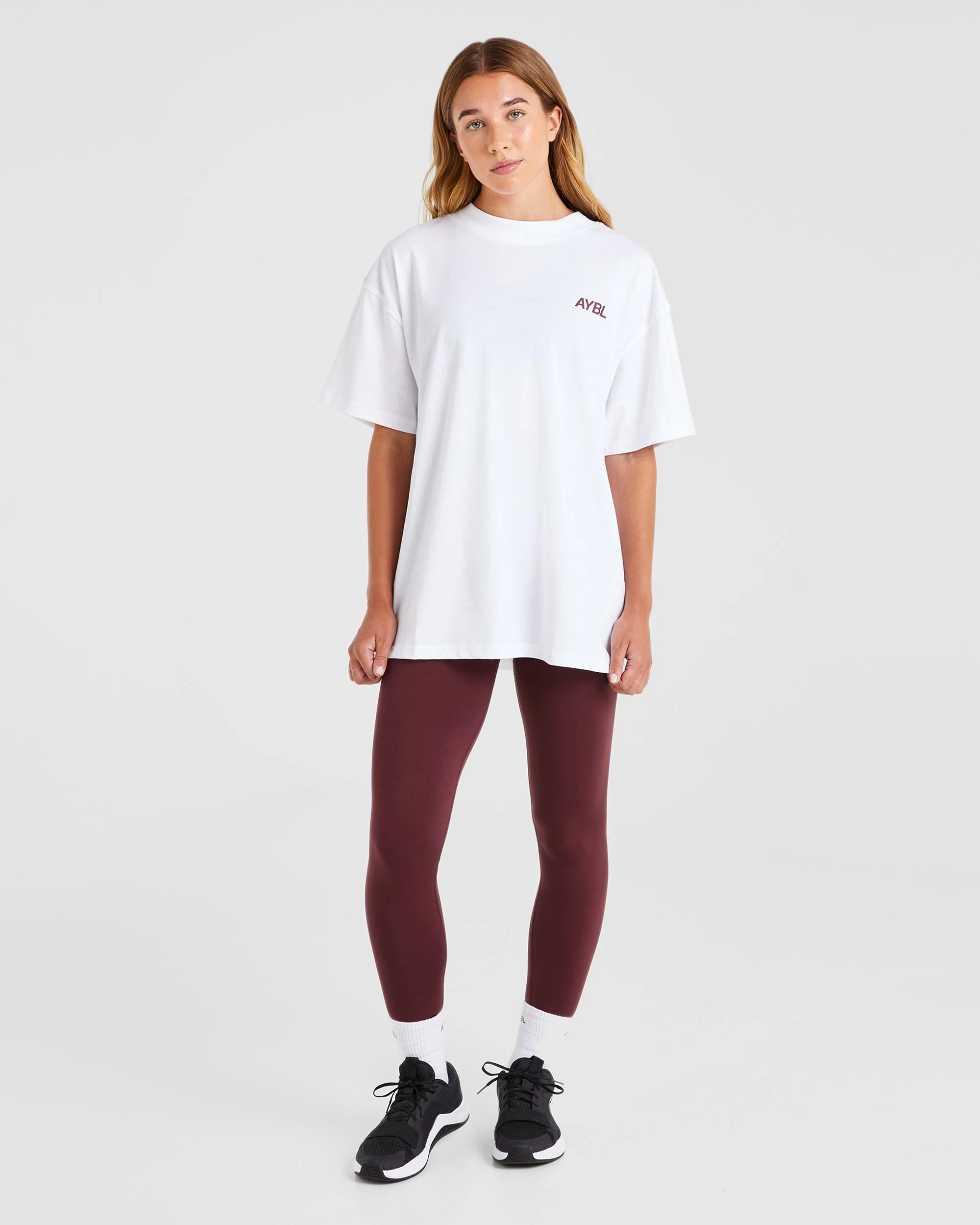 AYBL Sports Club Oversized T Shirt - Wit/Bourgondië - Image 4