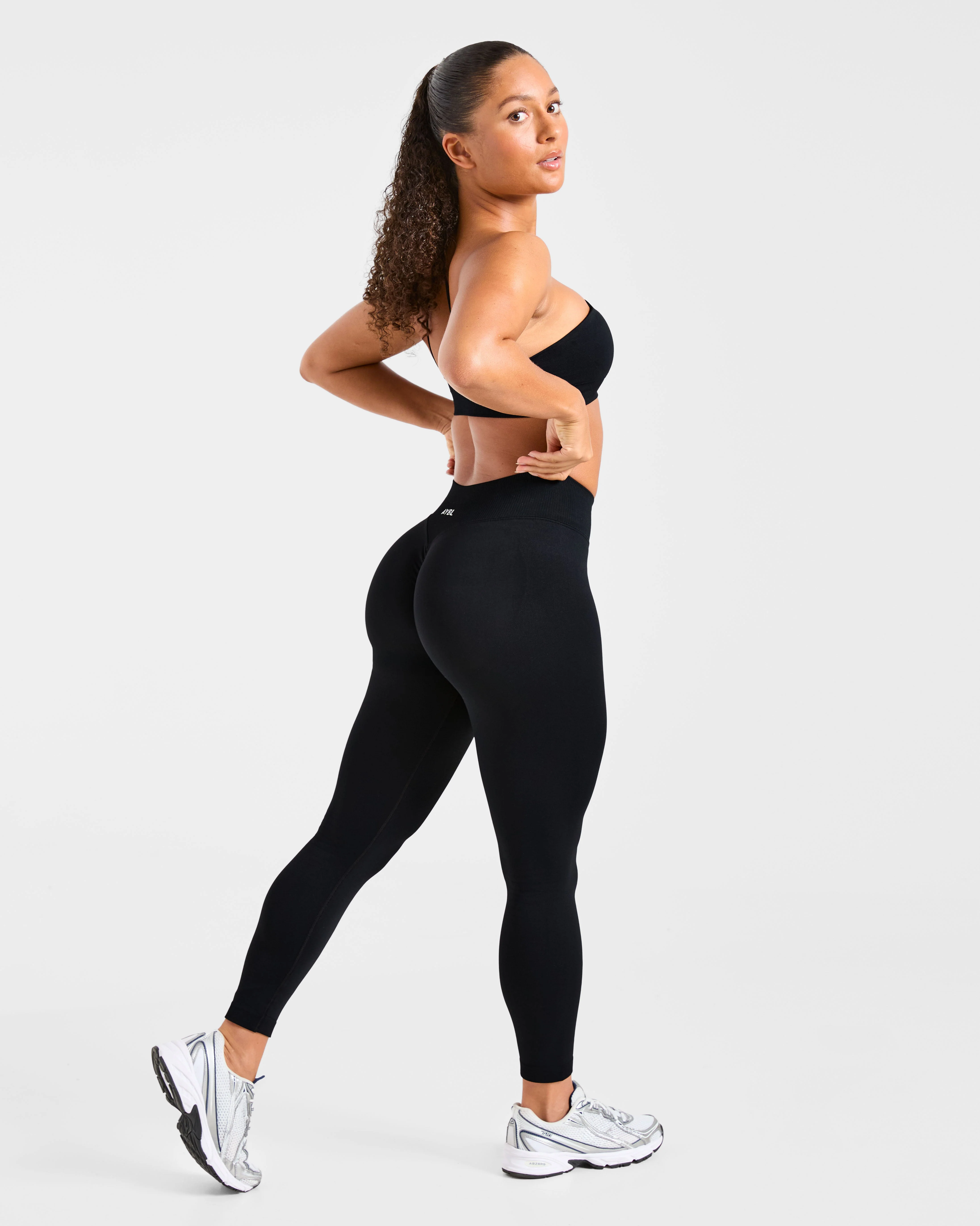 Enhance Seamless One Shoulder Sports Bra - Zwart - Image 4